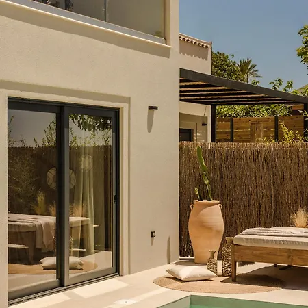 Vakantiehuis Hilaritas Luxury Suites Sea View, Private Pool & Jacuzzi Paradise *