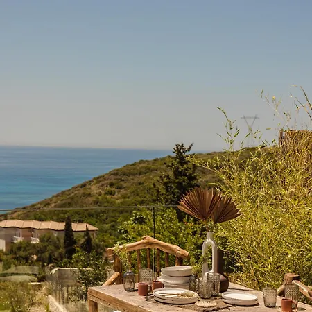 Vakantiehuis Hilaritas Luxury Suites Sea View, Private Pool & Jacuzzi Paradise *