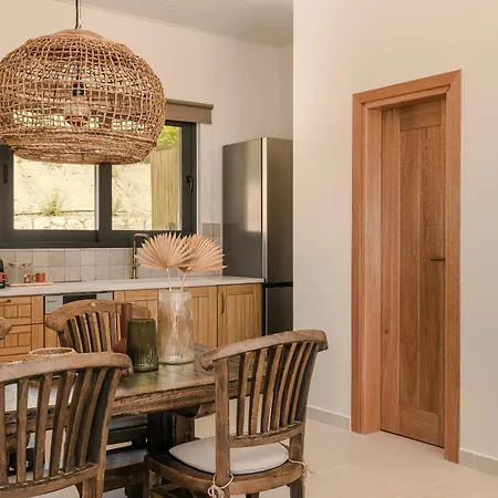 Vakantiehuis Hilaritas Luxury Suites Sea View, Private Pool & Jacuzzi Paradise
