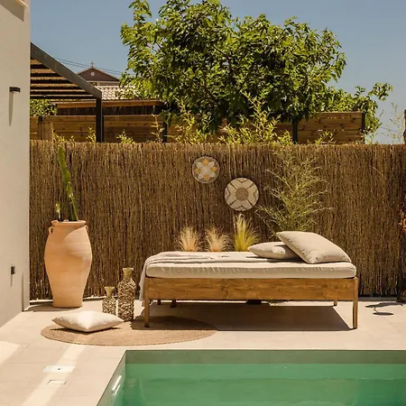 Vakantiehuis Hilaritas Luxury Suites Sea View, Private Pool & Jacuzzi Paradise *