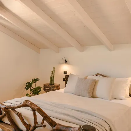 Vakantiehuis Hilaritas Luxury Suites Sea View, Private Pool & Jacuzzi Paradise