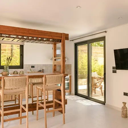 Hilaritas Luxury Suites Sea View, Private Pool & Jacuzzi Paradise *