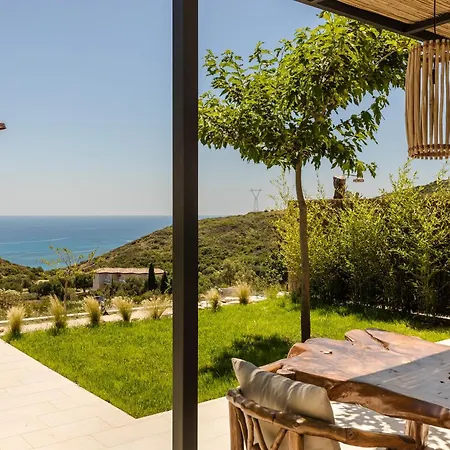 Vakantiehuis Hilaritas Luxury Suites Sea View, Private Pool & Jacuzzi Paradise *
